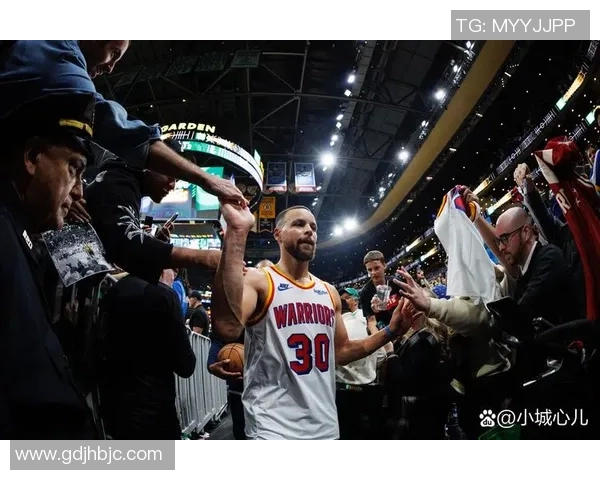 库里生涯第17赛季亮相 牛仔装搭配耳机摇头晃脑引关注 库里生涯第17赛季亮相 牛仔装搭配耳机摇头晃脑引关注