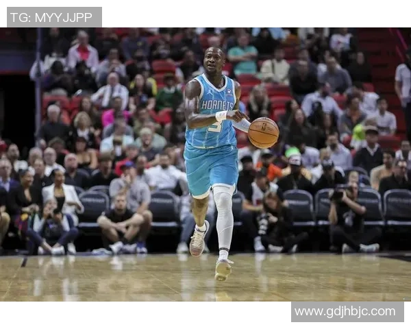 罗齐尔身陷囹圄戴手铐脚镣出庭身着黄蜂队连帽衫引发热议 罗齐尔身陷囹圄戴手铐脚镣出庭身着黄蜂队连帽衫引发热议