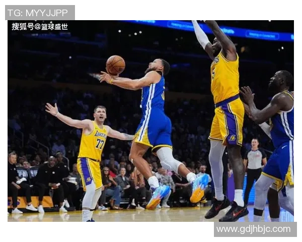 美网友热议湖人勇士揭幕战 湖人被嘲烂摊子詹皇难救艾顿成众矢之的 美网友热议湖人勇士揭幕战 湖人被嘲烂摊子詹皇难救艾顿成众矢之的